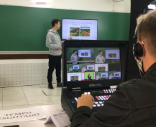 Desde o dia 06 de abril, os alunos da rede estadual de ensino no Paraná estão tendo acesso as videoaulas por três principais canais: a TV aberta, pelos multicanais da RIC TV no estado; pelo canal Aula Paraná, no Youtube; e pelo aplicativo Aula Paraná, disponível para Android e iOS. Foto:SEED