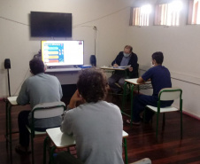 
Os adolescentes das Unidades Socioeducativas do Paraná já estão tendo acesso às atividades escolares na forma de aulas não presenciais.
Foto: SEJUF