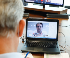 O governador Carlos Massa Ratinho Junior em reunião por videoconferência com representantes de diferentes associações e consórcios municipais do Estado. 