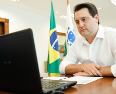 O governador Carlos Massa Ratinho Junior em reunião por videoconferência com representantes de diferentes associações e consórcios municipais do Estado. 