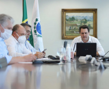 O governador Carlos Massa Ratinho Junior em reunião por videoconferência com representantes de diferentes associações e consórcios municipais do Estado. 