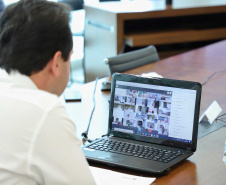 O governador Carlos Massa Ratinho Junior em reunião por videoconferência com representantes de diferentes associações e consórcios municipais do Estado. 