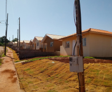 Cinquenta famílias de Nova Aurora, na região Oeste do Paraná, receberam nesta sexta-feira (8) as chaves de casas populares construídas em um trabalho integrado do Governo do Estado com o governo federal e a prefeitura. Foto: Cohapar