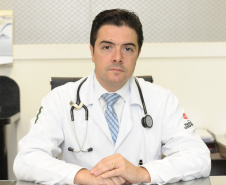 Médico cardiologista e professor do Centro de Epidemiologia e Pesquisa Clínica (EPICENTER) da Pontifícia Universidade Católica do Paraná José Rocha Faria.