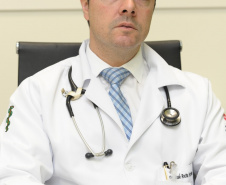 Médico cardiologista e professor do Centro de Epidemiologia e Pesquisa Clínica (EPICENTER) da Pontifícia Universidade Católica do Paraná José Rocha Faria.