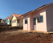 Casas populares são entregues a famílias de Quedas do Iguaçu. Foto: Cohapar