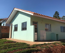 Casas populares são entregues a famílias de Quedas do Iguaçu. Foto: Cohapar