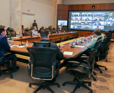 O Governador Carlos Massa Ratinho Junior em videoconferencia nesta quiinta-feira (21/05),  com o Presidente Jair Bolsonaro, Presidente da Câmara dos  Rodrigo Maia, Presidente do Senado Federal  Davi Alcolumbre e governadores dos demais estados.  Curitiba, 21/05/2020 - Foto: Geraldo Bubniak/AEN