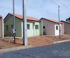 Quarenta e nove famílias de Teixeira Soares receberam nesta quinta-feira (21) as chaves de novas moradias construídas pelo Governo do Paraná na cidade, na região Centro-Sul do estado. Elas integram um grupo de pessoas carentes previamente cadastradas no programa Nossa Gente Paraná, voltado à assistência social de famílias em situação de vulnerabilidade social. (Foto: Ary Ribeiro Filho / Cohapar)