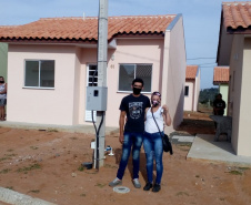 Quarenta e nove famílias de Teixeira Soares receberam nesta quinta-feira (21) as chaves de novas moradias construídas pelo Governo do Paraná na cidade, na região Centro-Sul do estado. Elas integram um grupo de pessoas carentes previamente cadastradas no programa Nossa Gente Paraná, voltado à assistência social de famílias em situação de vulnerabilidade social. (Foto: Ary Ribeiro Filho / Cohapar)