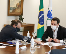 22/05/2020 - Governador Carlos Masa Ratinho Junior durante reunião com o presidente da Sanepar, Claudio Stabile. Foto: Gilson Abreu/AEN