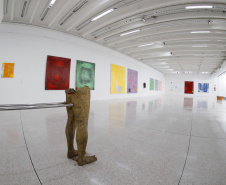 O Museu Oscar Niemeyer (MON) inaugurou mais duas exposições virtuais no Google Arts & Culture. As novas mostras são O que é Original?, de Marcelo Conrado, e Declaração de Princípios, de Geraldo Leão. Os artistas se juntam a Rafael Silveira na lista de paranaenses na plataforma.
