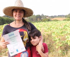 No bairro Colônia Muricy, em São José dos Pinhais, está uma das propriedades certificadas pelo Tecpar. Ali, no espaço de 2,5 alqueires, a produtora Maisa de Amorin Valoski  cultiva cerca de 20 tipos de alimentos orgânicos – entre hortaliças e raízes. Foto:Tecpar