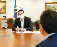 O Governo do Paraná receberá a doação de 400 mil máscaras cirúrgicas nos próximos meses da empresa Sofys, do Grupo CMPC, que recentemente adquiriu a Sepac do Paraná, maior produtora de itens de higiene do Brasil