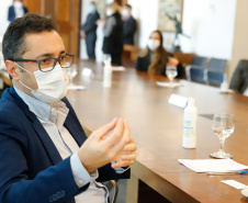 O Governo do Paraná receberá a doação de 400 mil máscaras cirúrgicas nos próximos meses da empresa Sofys, do Grupo CMPC, que recentemente adquiriu a Sepac do Paraná, maior produtora de itens de higiene do Brasil