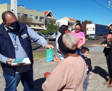 Equipe da Controladoria-Geral do Estado ouviu as pessoas que foram receber o benefício em Curitiba para saber a opinião sobre a forma de distribuição e colher sugestões.
Foto: CGE