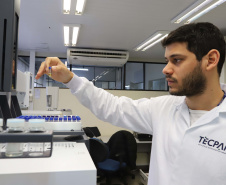 Tecpar realiza análises laboratoriais em áreas como alimentos, agroquímica e embalagens, por exemplo. Foto: Arnaldo Alves / AEN