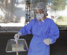 Hospital Osvaldo Cruz faz coleta de amostras do covid-19 em sistema de draive-thru. Foto: Ari Dias/AEN.
