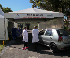 Hospital Osvaldo Cruz faz coleta de amostras do covid-19 em sistema de draive-thru. Foto: Ari Dias/AEN.