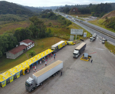 de proteção e prevenção aos profissionais que cortam as rodovias do Paraná garantindo o abastecimento das famílias, inclusive durante a pandemia de coronavírus.  
Foto: José Fernando Ogura/AEN