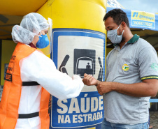 de proteção e prevenção aos profissionais que cortam as rodovias do Paraná garantindo o abastecimento das famílias, inclusive durante a pandemia de coronavírus.  
Foto: José Fernando Ogura/AEN