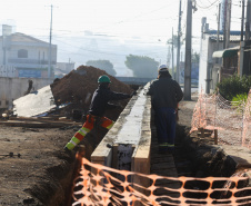 Obras Comec - Rua Arapongas no cruzamento com a av das torres - trincheira   - Sao José dos Pinhais-  29/05/2020 - Foto: Geraldo Bubniak/AEN