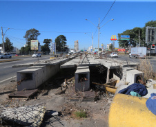 Obras Comec  - Av Rui Barbosa, no cruzamento com a Av das Torres  - Sao José dos Pinhais-  29/05/2020 - Foto: Geraldo Bubniak/AEN