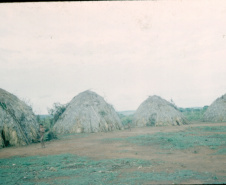 



Construções em Aldeia Xavante, Mato Grosso/Brasil, 1955. Diapositivo cromogêneo. Coleção Vladimir Kozák.Foto:  Acervo Museu Paranaense.


