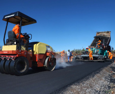 Uma das obras emblemáticas deste pacote é a pavimentação da PR-912 entre Palmas e Coronel Domingos Soares, 