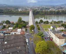 União da Vitória, uma das principais cidades da região Sul do Estado também recebe uma intervenção importante. O município, intimamente conectado ao Rio Iguaçu, tem três pontes para transposição e agora terá a quarta, que será entregue ainda neste ano.