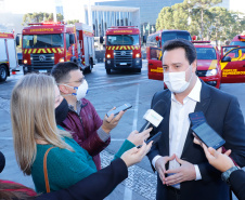 O Governo do Estado reforçou a estrutura do Corpo de Bombeiros do Paraná com a aquisição de 34 novos veículos e seis aparelhos desencarceradores. A entrega dos equipamentos foi feita nesta quarta-feira (24) pelo governador Carlos Massa Ratinho Junior em cerimônia simbólica no Palácio Iguaçu.