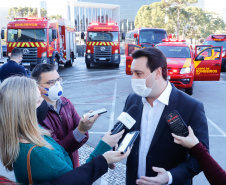 O Governo do Estado reforçou a estrutura do Corpo de Bombeiros do Paraná com a aquisição de 34 novos veículos e seis aparelhos desencarceradores. A entrega dos equipamentos foi feita nesta quarta-feira (24) pelo governador Carlos Massa Ratinho Junior em cerimônia simbólica no Palácio Iguaçu.