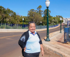 A zeladora Ruth Oliveira Assis cruza a rua todos os dias a pé na volta do trabalho. Percebeu que com a caminhada ganhou mais leveza e segurança. “Antes era perigoso, escuro e não tinha acostamento. Agora ficou bonito, agradável”, diz Ruth.