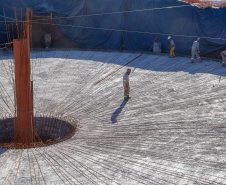 Do alto, o grande receptor circular em construção pela Companhia de Saneamento do Paraná (Sanepar) chama atenção. Ele é peça-chave na ampliação da Estação de Tratamento de Esgoto (ETE) Norte, em Londrina, na Região Norte do Paraná. Foto Gilson Abreu