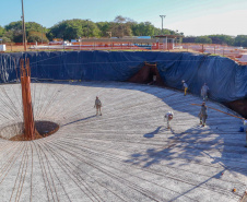 Do alto, o grande receptor circular em construção pela Companhia de Saneamento do Paraná (Sanepar) chama atenção. Ele é peça-chave na ampliação da Estação de Tratamento de Esgoto (ETE) Norte, em Londrina, na Região Norte do Paraná. Foto Gilson Abreu