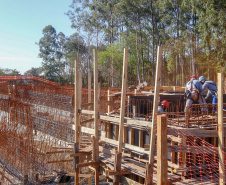 Do alto, o grande receptor circular em construção pela Companhia de Saneamento do Paraná (Sanepar) chama atenção. Ele é peça-chave na ampliação da Estação de Tratamento de Esgoto (ETE) Norte, em Londrina, na Região Norte do Paraná. Foto Gilson Abreu