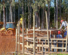 Do alto, o grande receptor circular em construção pela Companhia de Saneamento do Paraná (Sanepar) chama atenção. Ele é peça-chave na ampliação da Estação de Tratamento de Esgoto (ETE) Norte, em Londrina, na Região Norte do Paraná. Foto Gilson Abreu