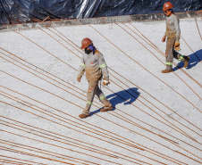 Do alto, o grande receptor circular em construção pela Companhia de Saneamento do Paraná (Sanepar) chama atenção. Ele é peça-chave na ampliação da Estação de Tratamento de Esgoto (ETE) Norte, em Londrina, na Região Norte do Paraná. Foto Gilson Abreu