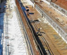 Do alto, o grande receptor circular em construção pela Companhia de Saneamento do Paraná (Sanepar) chama atenção. Ele é peça-chave na ampliação da Estação de Tratamento de Esgoto (ETE) Norte, em Londrina, na Região Norte do Paraná. Foto Gilson Abreu