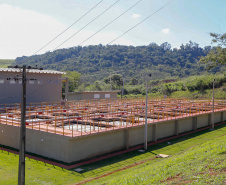 Do alto, o grande receptor circular em construção pela Companhia de Saneamento do Paraná (Sanepar) chama atenção. Ele é peça-chave na ampliação da Estação de Tratamento de Esgoto (ETE) Norte, em Londrina, na Região Norte do Paraná. Foto Gilson Abreu