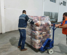 As cestas foram doadas pela Defesa Civil do Paraná e vão beneficiar principalmente haitianos, venezuelanos, cubanos e angolanos cadastrados no Ceim e em outros organismos de direitos humanos que atendem a esta população.
Foto: SEJUF
