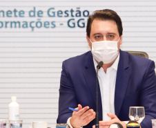 O governador Carlos Massa Ratinho Junior anunciou nesta terça-feira (30) uma série de medidas mais rigorosas para conter a evolução da pandemia do novo coronavírus no Paraná.
