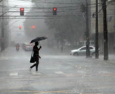 Uma semana depois de um ciclone extratropical atingir o Sul do País e trazer muitos estragos para o Paraná, o Estado fica novamente em alerta com a previsão de que o mesmo fenômeno se repita entre esta terça (07) e quarta-feira (08). Porém, desta vez os transtornos serão menores, já que o ciclone que se forma no Oceano Atlântico, entre o litoral do Rio Grande do Sul e o do Uruguai, é menos intenso, diz o Simepar. Foto: Gilson Abreu/AEN