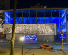 Teatro Guaíra faz projeção de balé e orquestra na fachada
