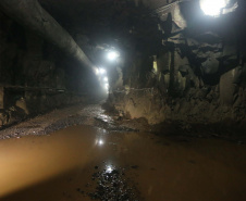 Construção de um túnel de 1,2 mil metros de extensão e oito metros de diâmetro, saindo do Parque de Exposições Jayme Canet Júnior e seguindo até o Rio Marrecas, pouco à frente do bairro Padre Ulrico. O túnel vai agilizar o escoamento da água para evitar que outros rios sejam represados e provoquem alagamentos na cidade de Francisco Beltrao. Foto: Geraldo Bubniak/AEN