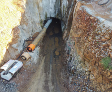 Construção de um túnel de 1,2 mil metros de extensão e oito metros de diâmetro, saindo do Parque de Exposições Jayme Canet Júnior e seguindo até o Rio Marrecas, pouco à frente do bairro Padre Ulrico. O túnel vai agilizar o escoamento da água para evitar que outros rios sejam represados e provoquem alagamentos na cidade de Francisco Beltrao. Foto: Geraldo Bubniak/AEN