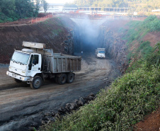 Construção de um túnel de 1,2 mil metros de extensão e oito metros de diâmetro, saindo do Parque de Exposições Jayme Canet Júnior e seguindo até o Rio Marrecas, pouco à frente do bairro Padre Ulrico. O túnel vai agilizar o escoamento da água para evitar que outros rios sejam represados e provoquem alagamentos na cidade de Francisco Beltrao. Foto: Geraldo Bubniak/AEN