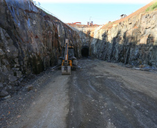 Construção de um túnel de 1,2 mil metros de extensão e oito metros de diâmetro, saindo do Parque de Exposições Jayme Canet Júnior e seguindo até o Rio Marrecas, pouco à frente do bairro Padre Ulrico. O túnel vai agilizar o escoamento da água para evitar que outros rios sejam represados e provoquem alagamentos na cidade de Francisco Beltrao. Foto: Geraldo Bubniak/AEN