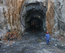 Construção de um túnel de 1,2 mil metros de extensão e oito metros de diâmetro, saindo do Parque de Exposições Jayme Canet Júnior e seguindo até o Rio Marrecas, pouco à frente do bairro Padre Ulrico. O túnel vai agilizar o escoamento da água para evitar que outros rios sejam represados e provoquem alagamentos na cidade de Francisco Beltrao. Foto: Geraldo Bubniak/AEN