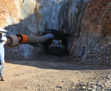 Construção de um túnel de 1,2 mil metros de extensão e oito metros de diâmetro, saindo do Parque de Exposições Jayme Canet Júnior e seguindo até o Rio Marrecas, pouco à frente do bairro Padre Ulrico. O túnel vai agilizar o escoamento da água para evitar que outros rios sejam represados e provoquem alagamentos na cidade de Francisco Beltrao. Foto: Geraldo Bubniak/AEN